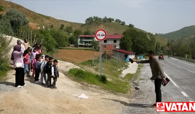 Bitlis'te öğrenciler tehlikeli okul yolunu öğretmenleriyle şarkılar eşliğinde aşıyor
