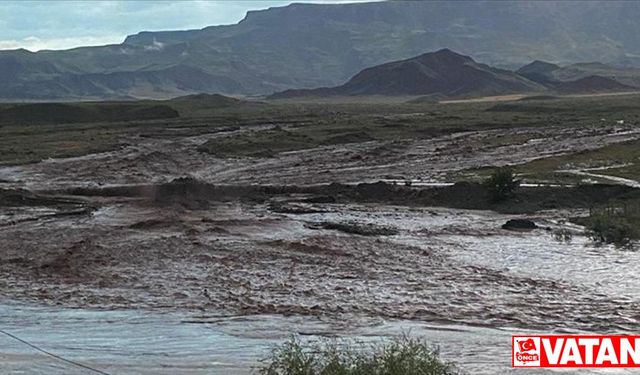 Kars'ta sel nedeniyle köy yolları ulaşıma kapandı, araziler zarar gördü