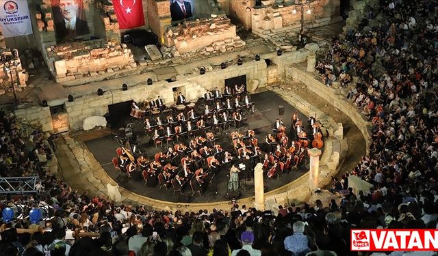 Cumhurbaşkanlığı Senfoni Orkestrası 2 bin 200 yıllık antik tiyatroda konser verdi