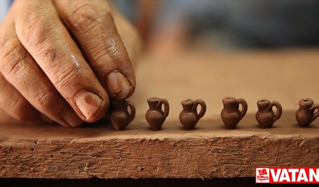 Avanoslu çanak ustası yaptığı minyatür testileri turistlere hediye ediyor
