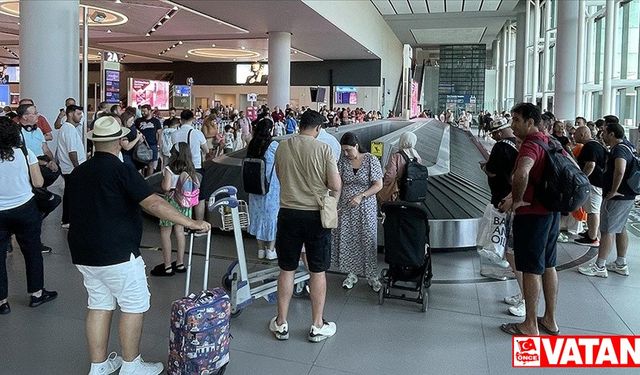 İstanbul'da havalimanı ve otogarda tatil dönüşü yoğunluğu başladı