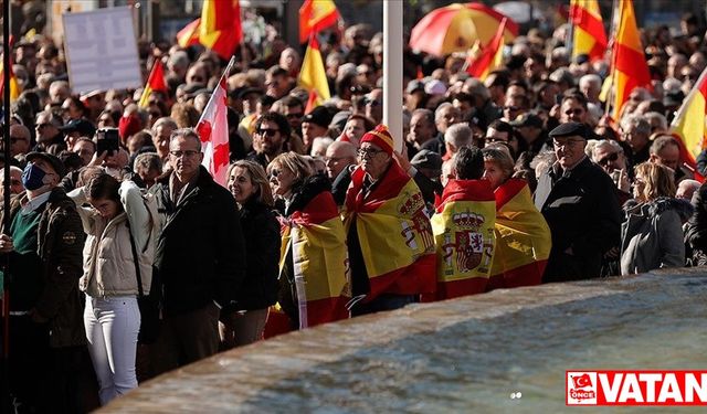 İspanya'da aşırı sağcı Vox, "düzensiz göçmenleri göndermeyi" ve "camileri kapatmayı" vadetti