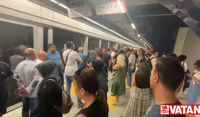 İstanbul'da metro hattındaki arıza nedeniyle yolcular durakta yoğunluk oluşturdu