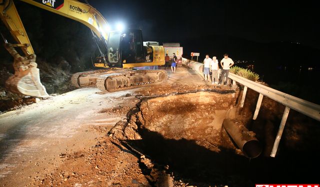 Bodrum'da içme suyu isale hattında meydana gelen patlama nedeniyle yol çöktü