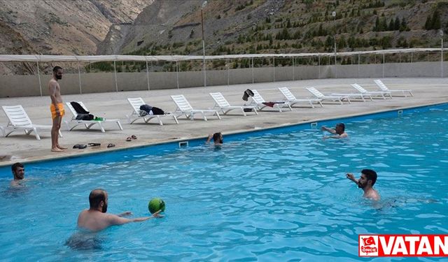 Hakkari'de sıcaktan bunalan vatandaşlar havuzda serinliyor