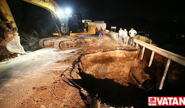 Bodrum'da içme suyu isale hattında meydana gelen patlama nedeniyle yol çöktü
