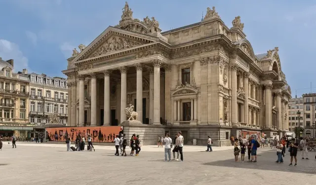 Turist, Brüksel'de tarihi heykeli kırdı