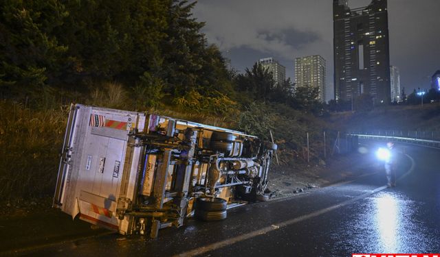 Ataşehir'de virajı alamayan yemek taşıma firması kamyoneti devrildi