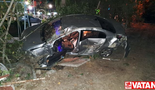Tokat'ta elektrik direğine çarpan otomobildeki 3 kişi yaralandı