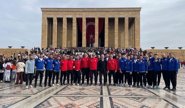 A Milli Erkek Hentbol Takımı'ndan Anıtkabir'e ziyaret