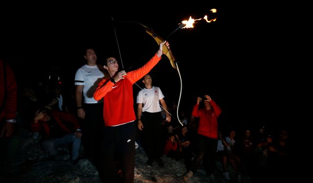 Milli okçu Mete Gazoz, Yanartaş'ta "Türkiye Yüzyılı"nın ateşini yaktı