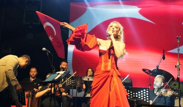 Petek Dinçöz, Çine'de Cumhuriyet Bayramı konseri verdi