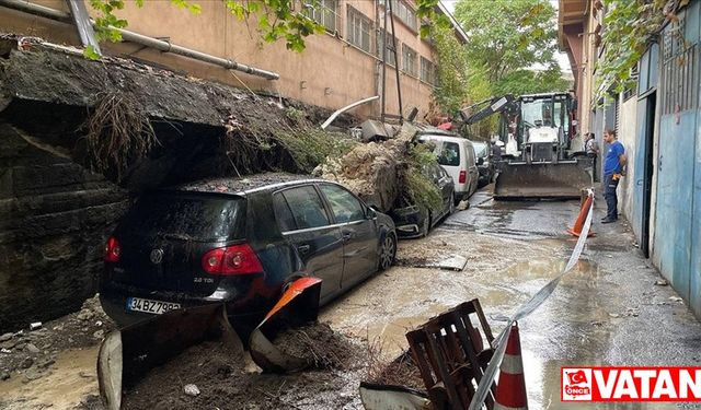 Zeytinburnu'nda çöken istinat duvarı araçlara zarar verdi