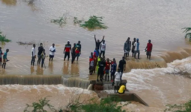 Kenya'da sel: Makueni İlçesinde sular altında kalan nehri geçtikten sonra yedi kişinin ölmesinden korkuluyor
