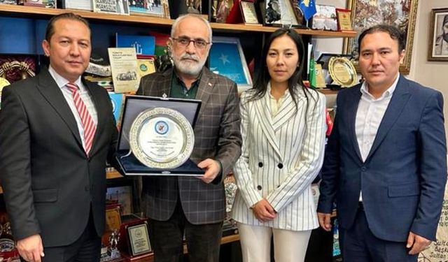 Nogay Türkleri Dernekleri  Yalçın Topçu’ya Şükran Plaketi Taktim Etti
