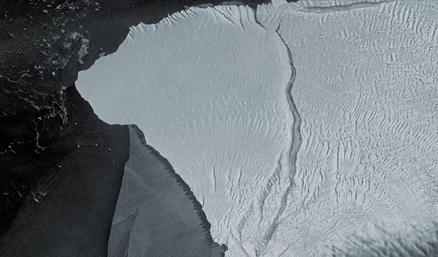 Dünyanın en büyük buz dağı 30 yılı aşkın bir süre sonra hareket etmeye başladı