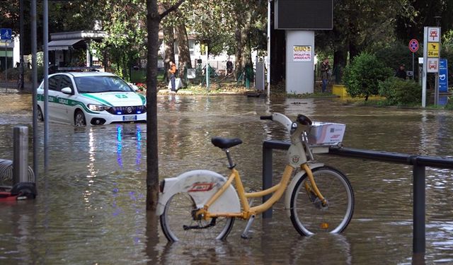 İtalya'da olumsuz hava koşulları nedeniyle 1 kişi öldü, 1 kişi kayboldu