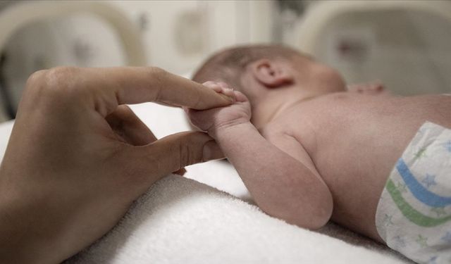 Şefkatle bakılan prematüre bebeklerin kuvözden anne kucağına yolculuğu