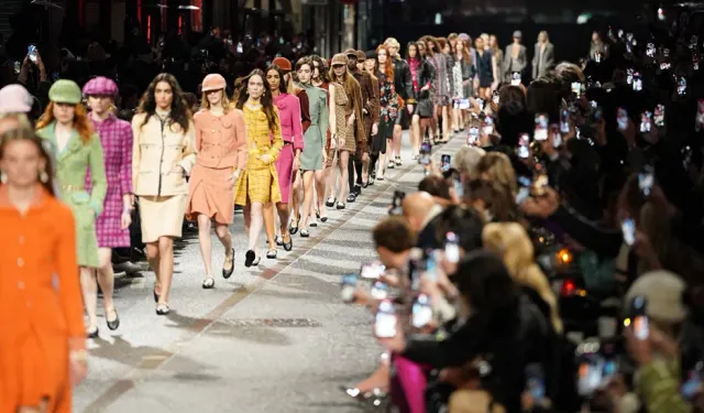 Chanel Metiers d'Art: Modeller Manchester sokaklarını podyuma çeviriyor