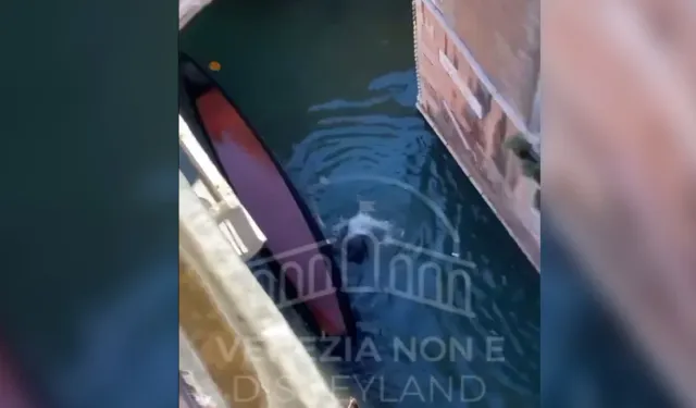 Venedik'te gondol alabora oldu: Turistler selfie çekerken suya düştü