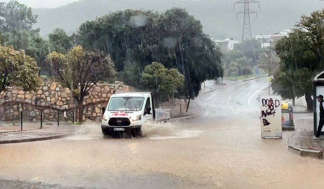 Bodrum'da kuvvetli sağanak günlük yaşamı olumsuz etkiliyor