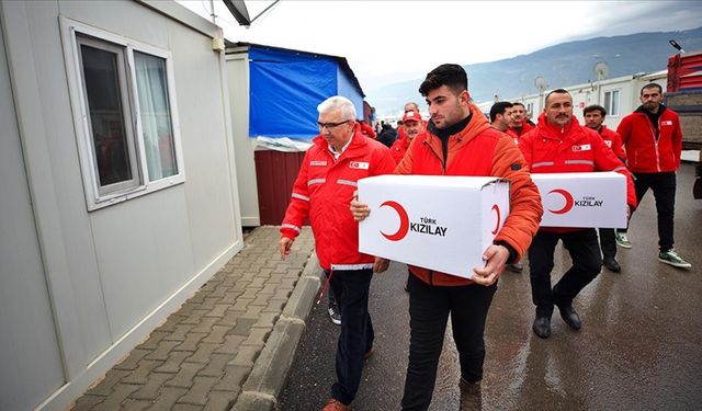 Türk Kızılay Osmaniye'de depremzedelere kışlık giysi ve malzeme desteğinde bulundu