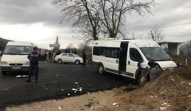 Kütahya'da toprak yığınına çarpan servis minibüsündeki 14 öğrenci yaralandı