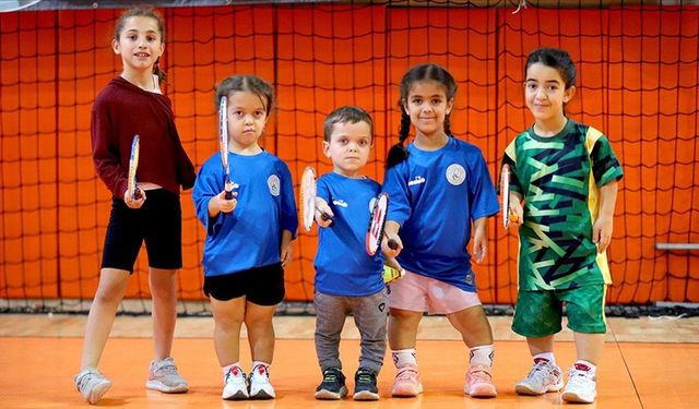 Para badmintoncu sporcular raketlerini milli forma için sallıyor