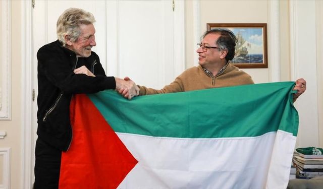 İngiliz müzisyen Waters, Kolombiya Cumhurbaşkanı Petro ile "Filistin" bayrağı açtı