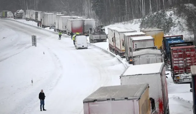 İsveç'teki kar kaosu, 1000 aracın E22 ana yolunda mahsur kalmasına neden oldu