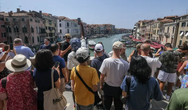 Venedik, turist gruplarını sınırlayacak ve megafon kullanımını yasaklayacak