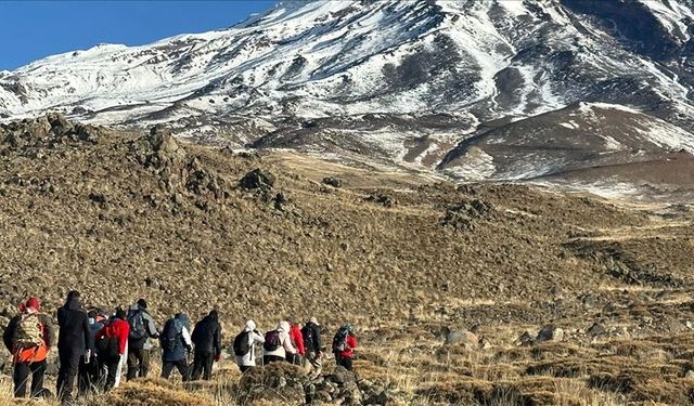 Doğa tutkunları küresel ısınmaya dikkati çekmek için Ağrı Dağı'na tırmandı