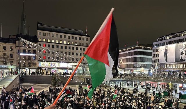 İsveç'te yılbaşı kutlamasını iptal eden yüzlerce kişi Gazze'ye destek gösterisi düzenledi