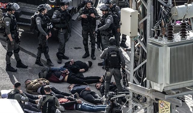 İsrail güçleri, Kudüs'te bir Filistinliyi tekmeleyerek tüfeklerinin dipçiğiyle darbetti