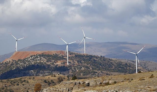 Bakan Bayraktar, rüzgardan elektrik üretiminde rekor kırıldığını bildirdi