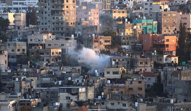 İsrail askerleri, üç ay önce Batı Şeria'da öldürdükleri Filistinlinin evinin duvarlarını patlatıcıyla yıktı