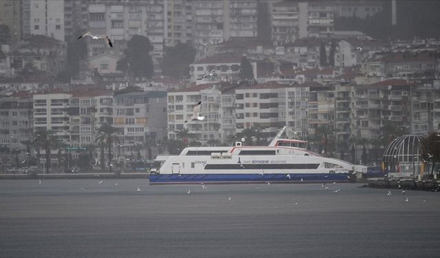 İzmir'de vapur seferleri iptal edildi