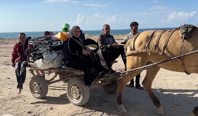 At arabasıyla Gazze'nin güneyine geçmeye çalışıyorlar