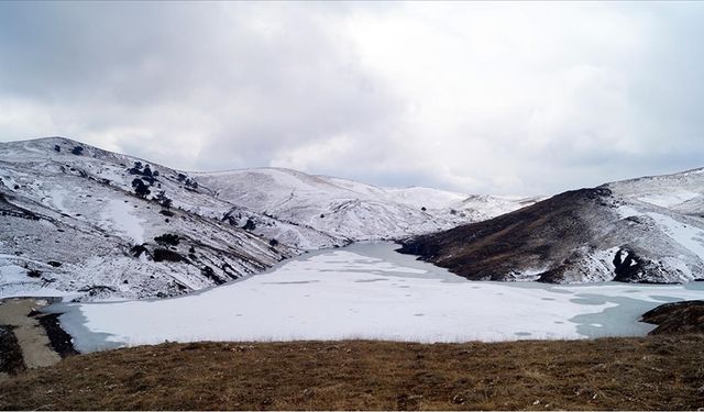Tokat'ta Kuman Göleti buz tuttu