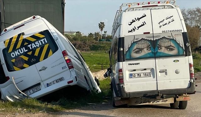 Antalya'da öğrenci servisi ile minibüs çarpıştı, 9 kişi yaralandı