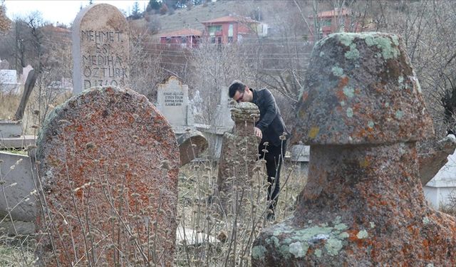 Çankırı'da iki akademisyen kentteki mezar taşlarını inceleyerek kayıt altına alıyor