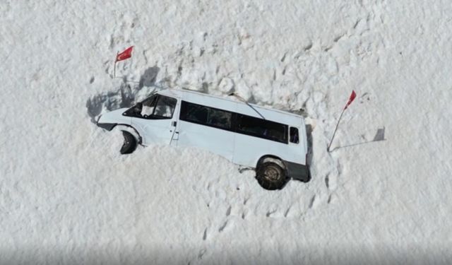 Yaklaşık 4,5 aydır kar altında kalan minibüsünü çıkaracağı günü bekliyor