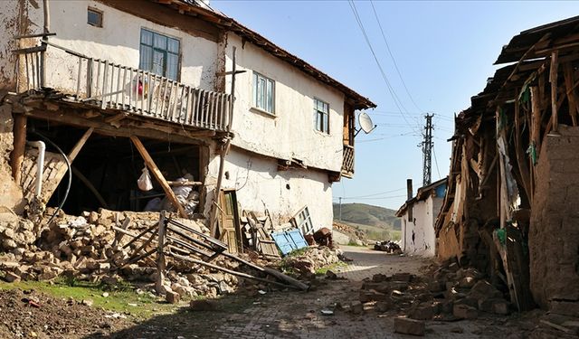 Tokat'ta deprem nedeniyle evi ağır hasar görenler konteynere yerleşmeye başladı