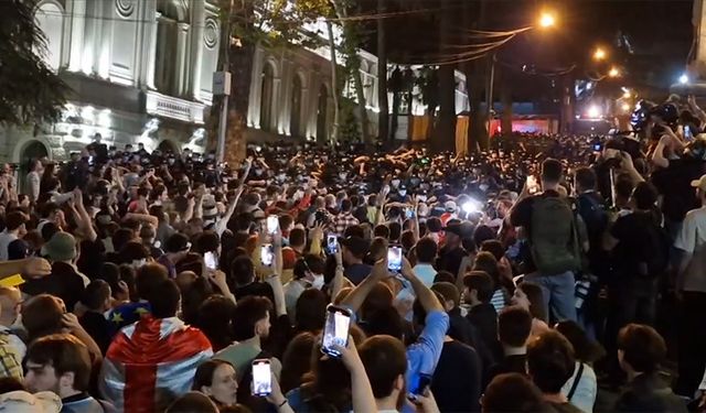 Gürcistan'da polis, parlamento binasını kuşatan göstericilere müdahale etti