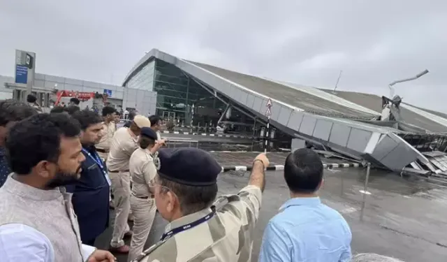 Hindistan'da aşırı yağışlar nedeniyle havalimanının çatısının bir bölümü çöktü, 1 kişi öldü