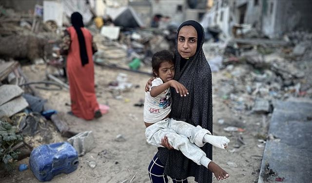 İsrail'in Gazze'de iki evi hedef alması sonucu biri çocuk 4 kişi öldü