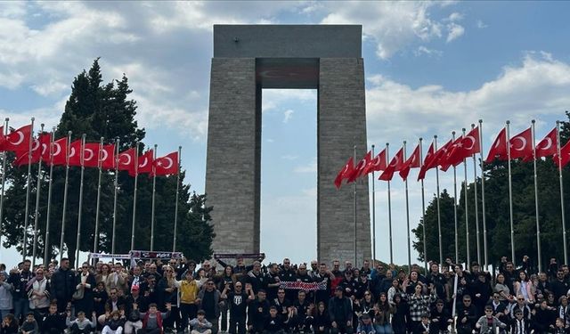 Beşiktaş taraftarları Çanakkale Şehitler Abidesi'ni ziyaret etti