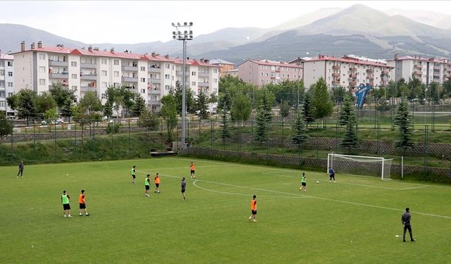 TFF'nin ilk defa uyguladığı kursla eğitim alan futbolcular, Palandöken'de antrenörlüğe hazırlanıyor