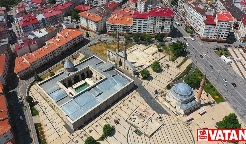 Sivas'ta kent meydanı dron ile görüntülendi
