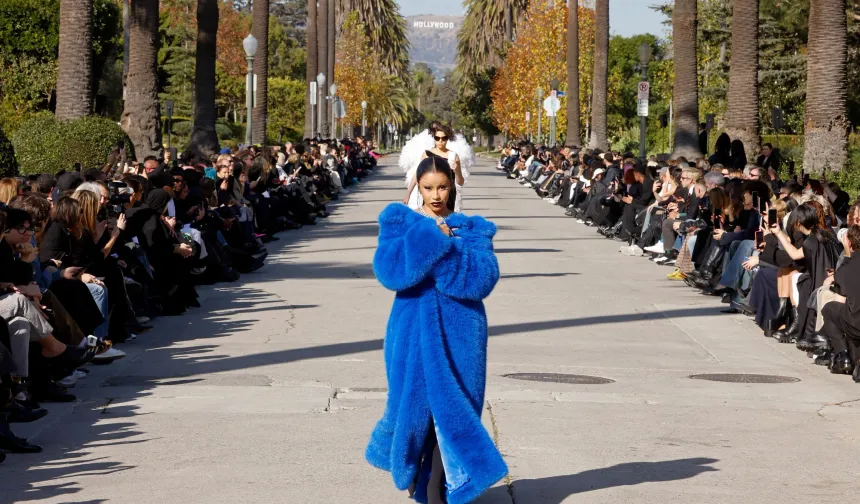 Cardi B, Balenciaga podyumunda ilk kez boy gösterdi